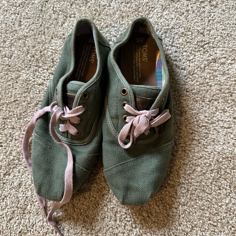 Tom’s lace up sneakers